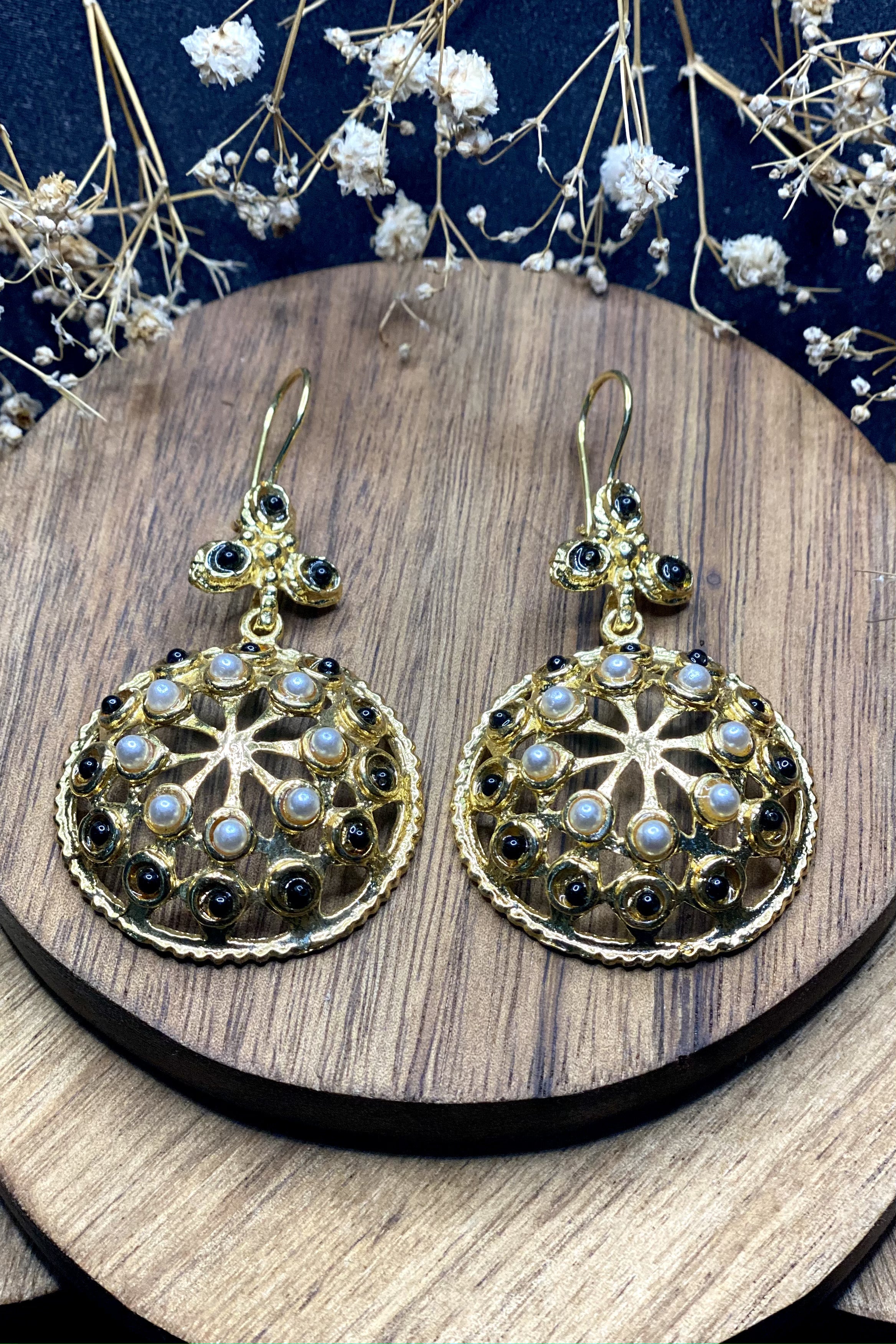 Vanita Earrings In Black & Pearl